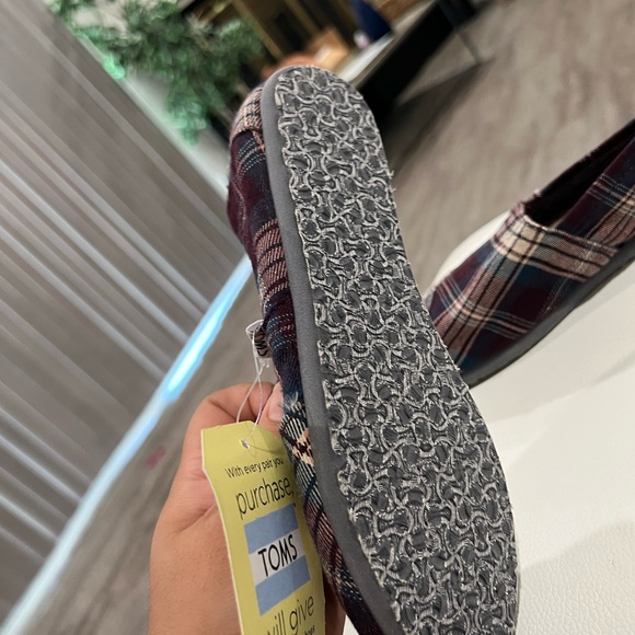 LAST PRICE🍒🤍 TOMS plaid comfort flats ✨ - Picture 11 of 13